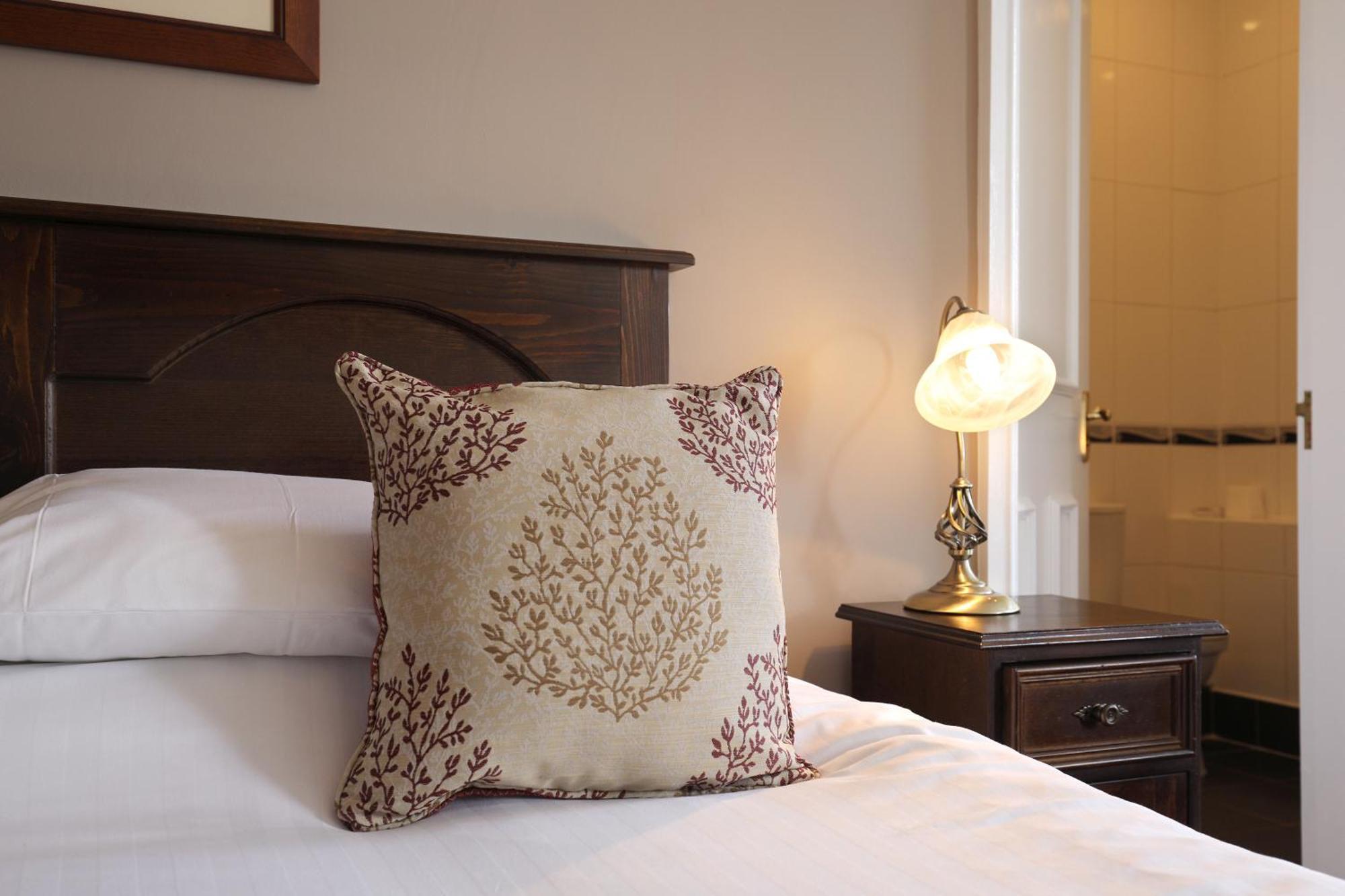 White Lion Royal Hotel Bala Ngoại thất bức ảnh