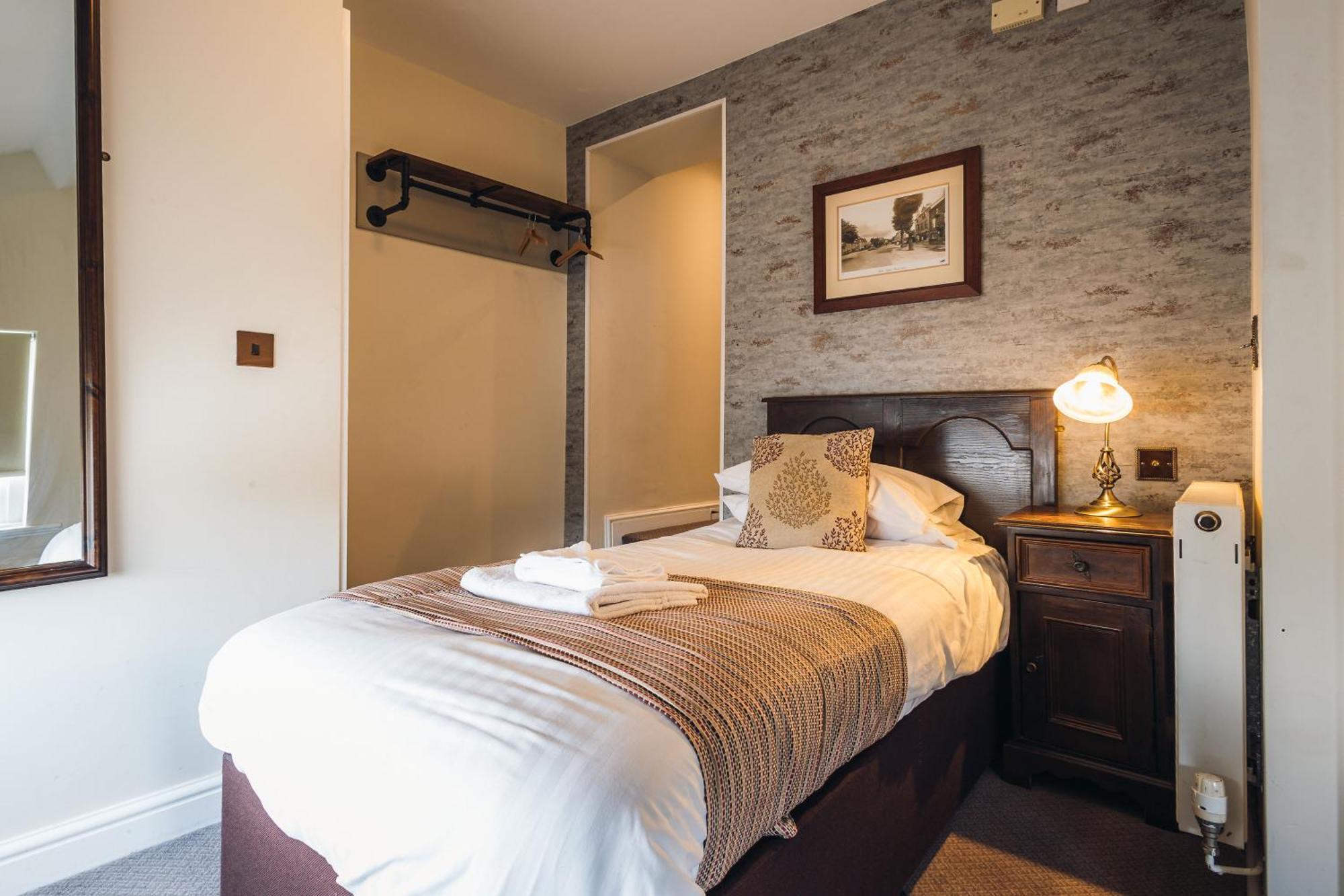 White Lion Royal Hotel Bala Ngoại thất bức ảnh