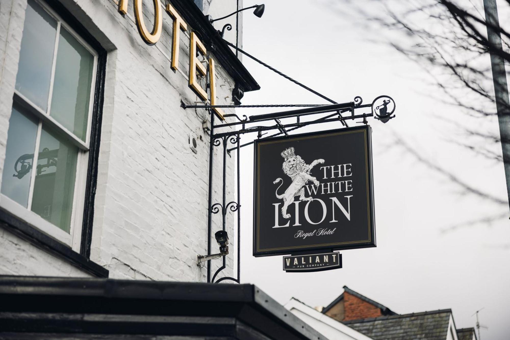 White Lion Royal Hotel Bala Ngoại thất bức ảnh