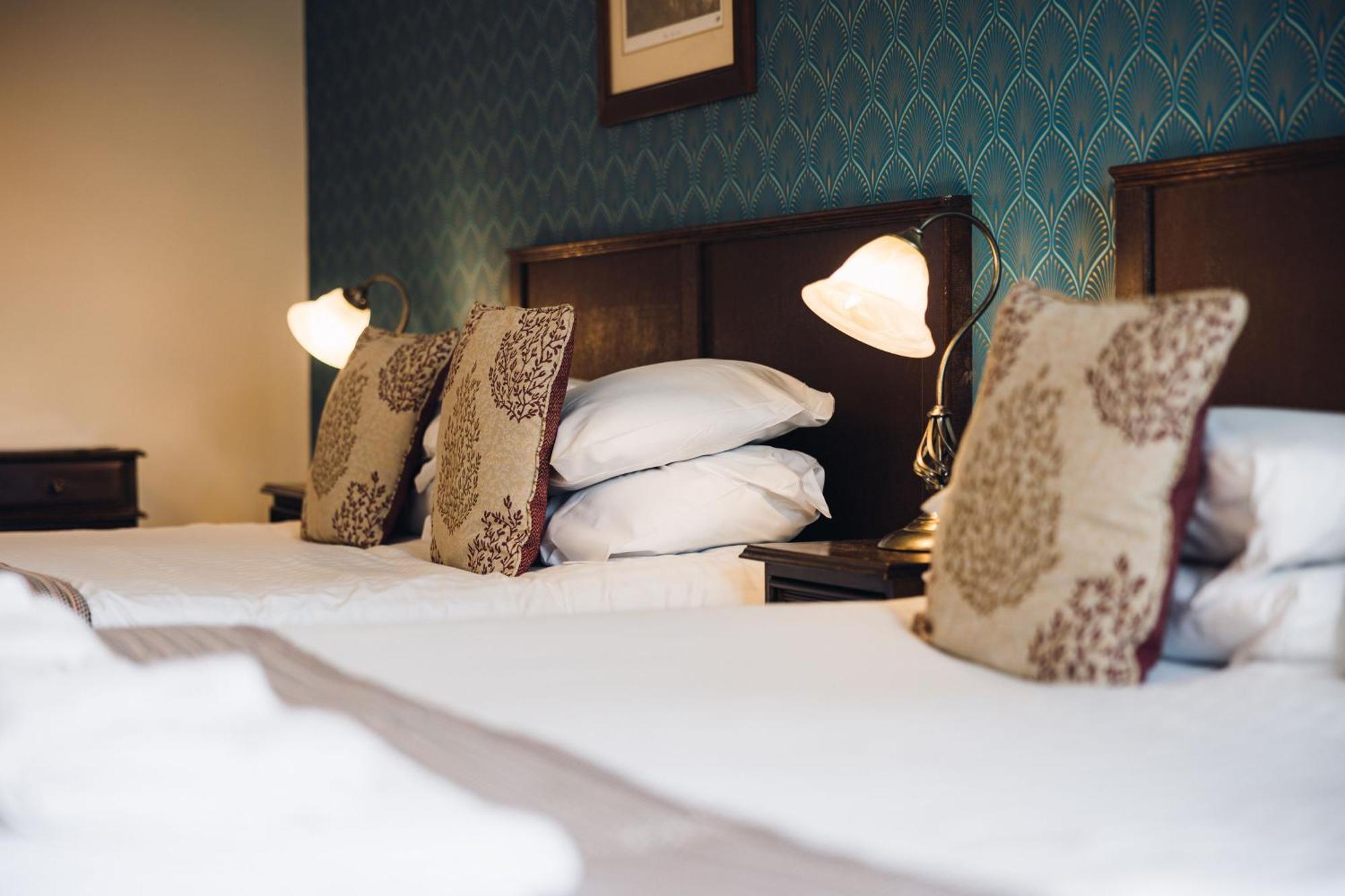White Lion Royal Hotel Bala Ngoại thất bức ảnh
