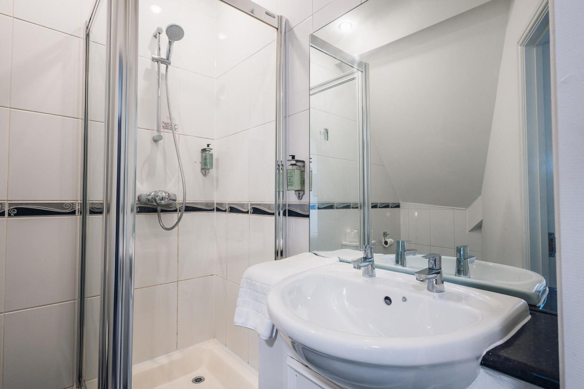 White Lion Royal Hotel Bala Ngoại thất bức ảnh